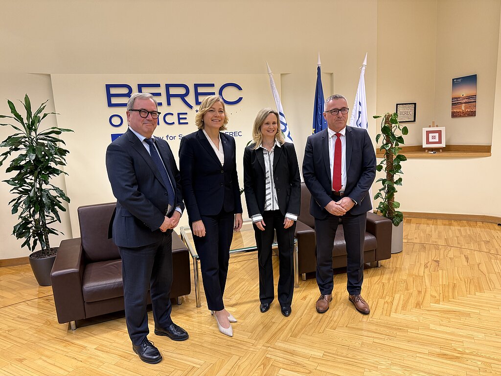 Predsedujoči in prihodnji predsedujoči BEREC na srečanju z izvršno podpredsednico Evropske komisije za tehnološko suverenost, varnost in demokracijo 