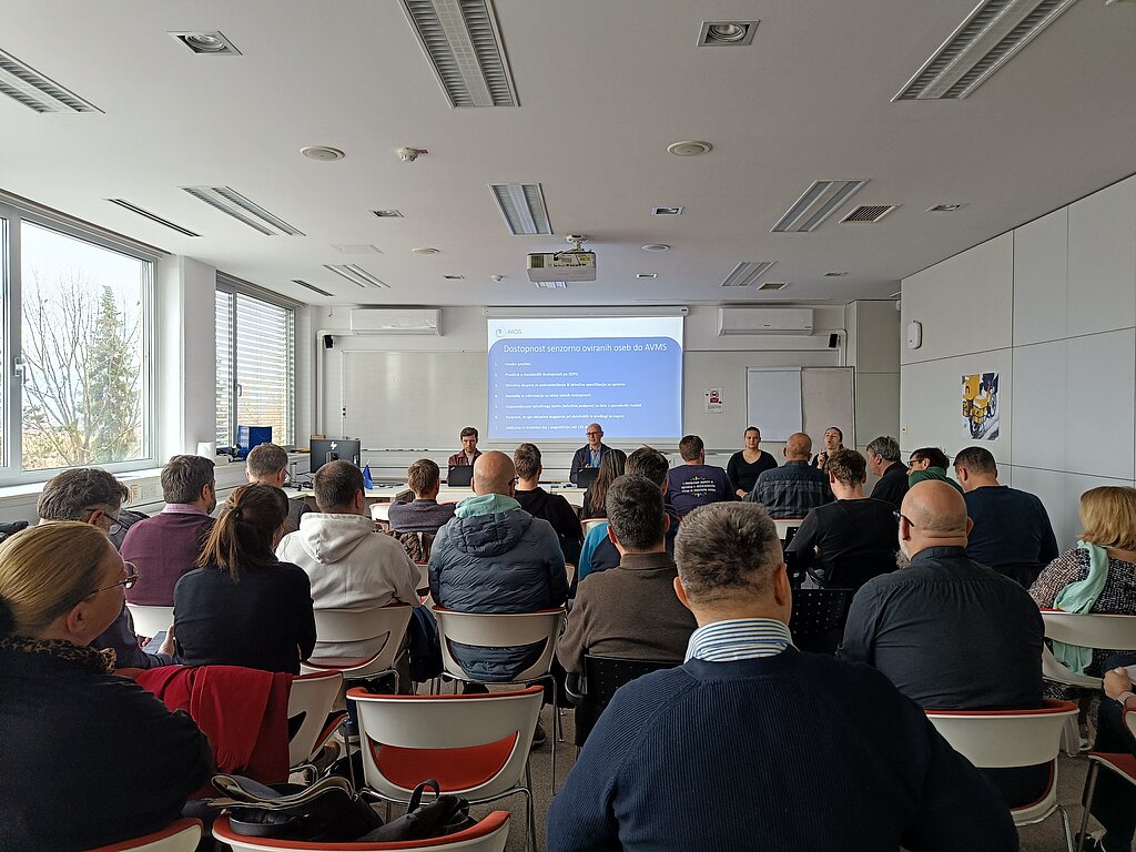 Udeleženci posveta platforme Dostopnost senzorno oviranih oseb do avdiovizualnih medijskih storitev