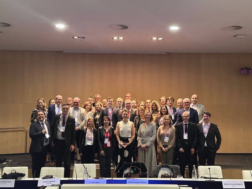 Na fotografiji so udeleženci okrogle mize o skupnem pogledu evropskih regulatorjev na prihodnji razvoj regulacije na dogodku Mobile World Congress 