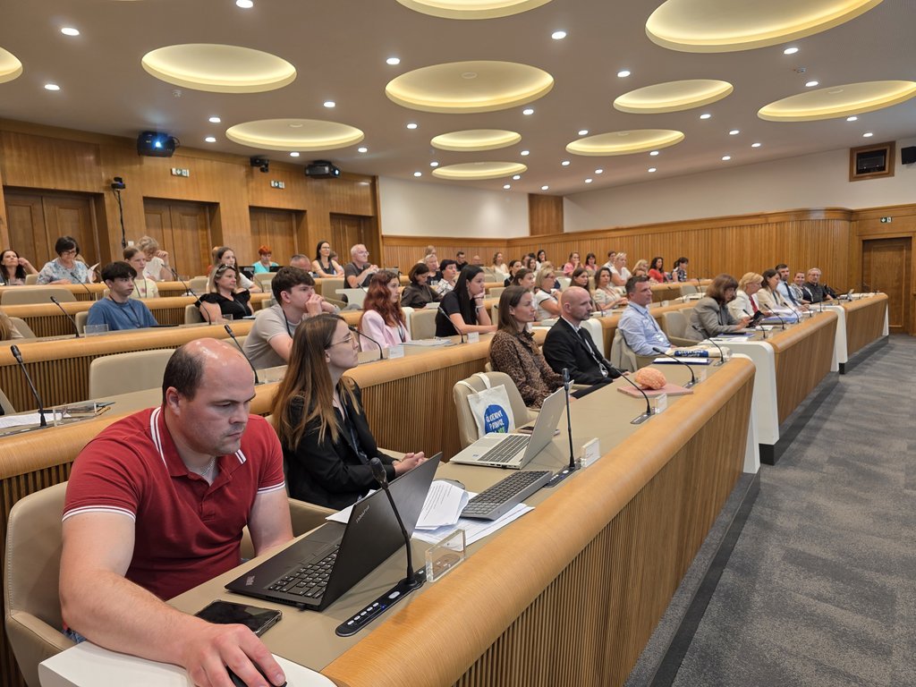 Posvet o pravicah otrok v digitalnem okolju